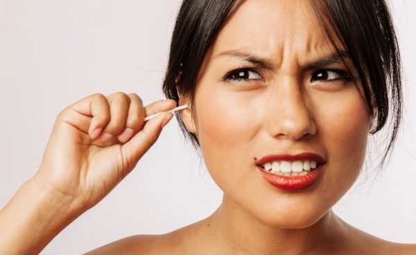 Lấy ráy tai thường xuyên có bị điếc không?